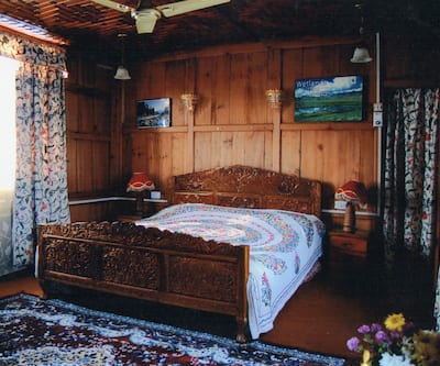 https://imgcld.yatra.com/ytimages/image/upload/t_hotel_yatra_city_desktop/v1463461886/Domestic Hotels/Hotels_Srinagar/New Buckingham Palace HouseBoat/Bedroom_2.jpg